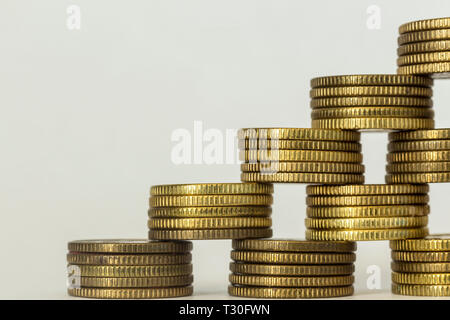 Stapel von kupfermünzen auf einem weißen Hintergrund. Die Stapel aussehen wie Treppen. Ein gutes Image für eine Site über Finanzierung, Geld, Sammlung, Beziehungen. Stockfoto