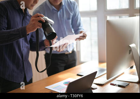 Fotograf Kollegen fotos diskutieren kreative Büro, Photo Editor job. Stockfoto