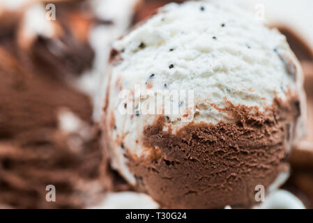Vanille und Schokolade Eis Schaufeln auf hellen Hintergrund Stockfoto