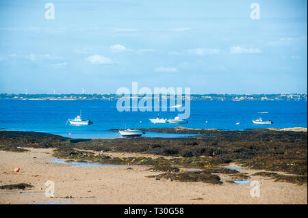 Blick auf den Strand von le petit Vieil auf der Insel Noirmoutier im Sommer mit einigen Booten auf das Meer Stockfoto