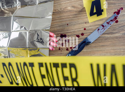 Mordszene für das Schneiden von Waffe, blutige Hand zusammen mit einem Messer mit Blut, konzeptionelle Bild Stockfoto