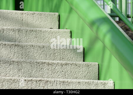 Beton Treppe und grüne Treppe Geländer Stockfoto