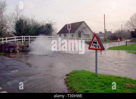 Van fahren durch einen Fluss auf einer Landstraße Stockfoto