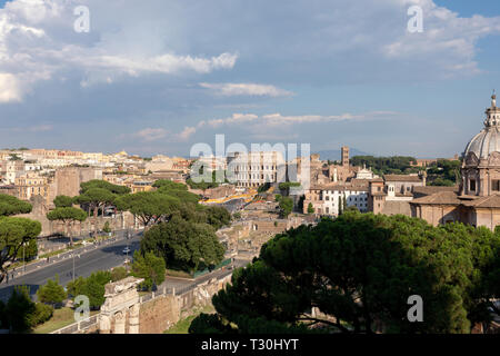 Panoramablick auf die Stadt Rom, Forum Romanum und Kolosseum von Vittorio Emanuele II Monument, das auch als das Viktor-emanuel bekannt. Sommer sonnigen Tag und Drama Stockfoto