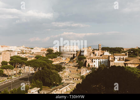 Panoramablick auf die Stadt Rom, Forum Romanum und Kolosseum von Vittorio Emanuele II Monument, das auch als das Viktor-emanuel bekannt. Sommer sonnigen Tag und Drama Stockfoto