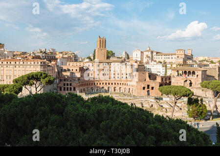 Panoramablick auf die Stadt Rom mit Trajan Markt (Mercati di Traiano) und Roman Forum von Vittorio Emanuele II Monument, das auch als das Viktor-emanuel bekannt. Stockfoto