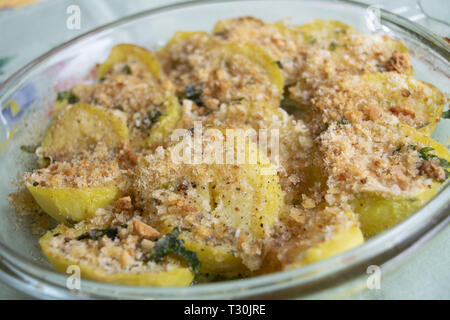 Gebackene gratinÃ © ed Kartoffeln in ein Glas Backform Stockfoto