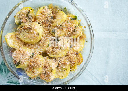 Gebackene gratinÃ © ed Kartoffeln in ein Glas Backform Stockfoto