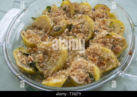 Gebackene gratinÃ © ed Kartoffeln in ein Glas Backform Stockfoto