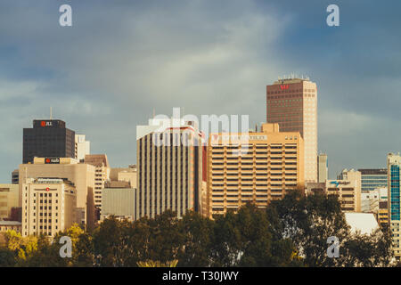 Adelaide, Südaustralien - September 24, 2017: Adelaide City Skyline Blick über Elder Park an einem bewölkten Tag Stockfoto