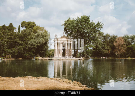 Panoramablick auf den Tempel des Asklepios (Tempio di Esculapio) und See in den öffentlichen Park der Villa Borghese. Tag Sommer und blauer Himmel Stockfoto