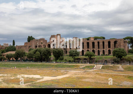 Rom, Italien, 23. Juni 2018: Panoramablick auf den Tempel des Apollo Palatinus auf Palatin Hügel des antiken Rom und Circus Maximus (Circo Massimo) ist ein Stockfoto