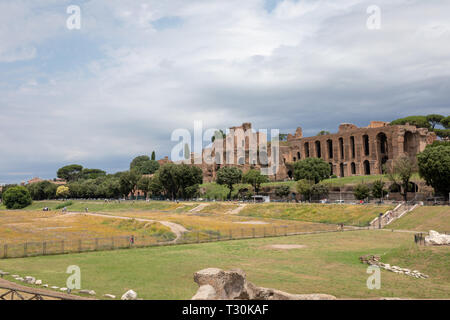 Rom, Italien, 23. Juni 2018: Panoramablick auf den Tempel des Apollo Palatinus auf Palatin Hügel des antiken Rom und Circus Maximus (Circo Massimo) ist ein Stockfoto