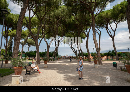 Rom, Italien, 23. Juni 2018: Panoramablick auf Orange Garten (Giardino degli Aranci) auf Aventino Hügel. Menschen gehen und Rest in Nationalpark von Rom. Stockfoto