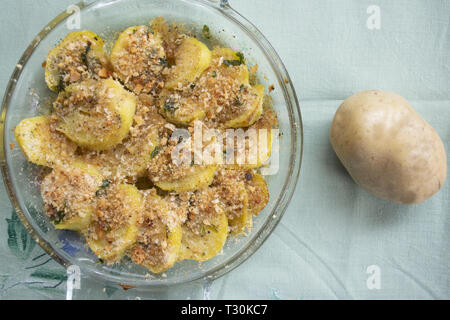 Gebackene gratinÃ © ed Kartoffeln in ein Glas Backform Stockfoto