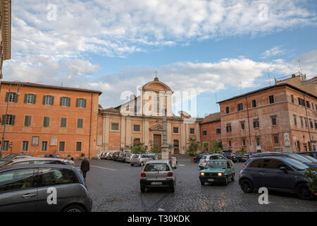 Rom, Italien, 23. Juni 2018: Blick auf Trastevere ist im 13. Bezirk von Rom auf dem westlichen Ufer des Tiber, südlich von Vatikanstadt. Verkehr c Stockfoto