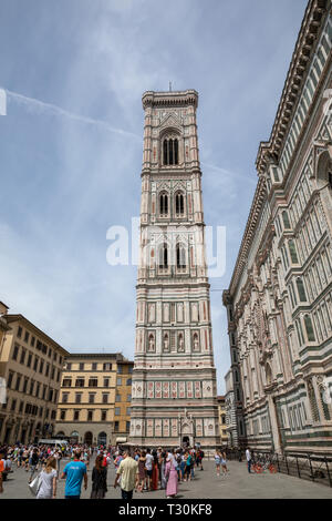 Florenz, Italien, 24. Juni 2018: Panoramablick von Giottos Campanile Campanile, der Teil der Kathedrale von Florenz an der Piazza del Duomo. Menschen Stockfoto