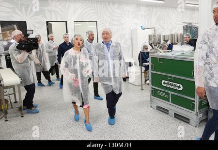 Herr Zucker stellt neue Tropic's Croydon Hauptsitz mit Gründer Susie Ma nach £ 4 m Investition mit: Alan Sugar, Herr Zucker, Susie Ma Wo: London, Großbritannien Wann: 05 Mar 2019 Credit: Joe Pepler/PinPep/WENN.com Stockfoto