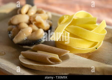 Rohes Ei Tagliatelle und Cannellini-Bohnen Stockfoto