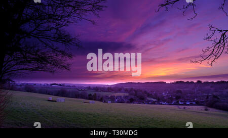 Frühling Sonnenaufgang über dem Dorf Hambledon, Hampshire in der South Downs National Park, Großbritannien Stockfoto