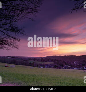 Frühling Sonnenaufgang über dem Dorf Hambledon, Hampshire in der South Downs National Park, Großbritannien Stockfoto