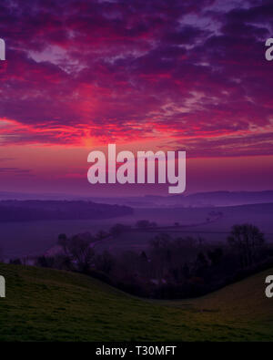 Sonnenaufgang über hambledon und der South Downs National Park, Hampshire, Großbritannien Stockfoto