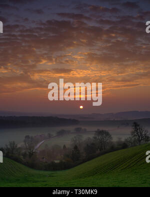 Sonnenaufgang über hambledon und der South Downs National Park, Hampshire, Großbritannien Stockfoto