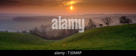 Sonnenaufgang über hambledon und der South Downs National Park, Hampshire, Großbritannien Stockfoto