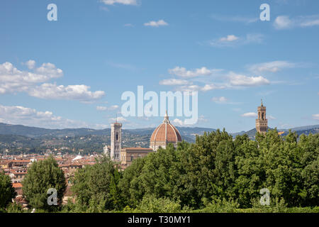 Panoramablick auf das historische Zentrum der Stadt Florenz in Italien von der Boboli-garten (Giardino di Boboli) ist ein Park. Tag Sommer und blauer Himmel. Stockfoto