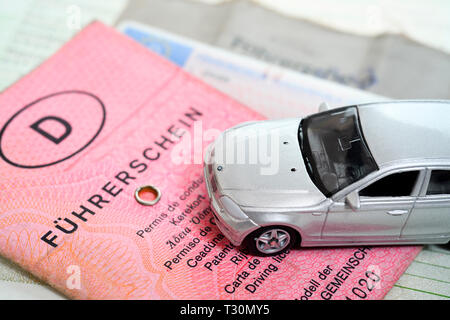 Alte und aktuelle deutsche Führerscheine, Alte und aktuelle deutsche Führerscheine Stockfoto