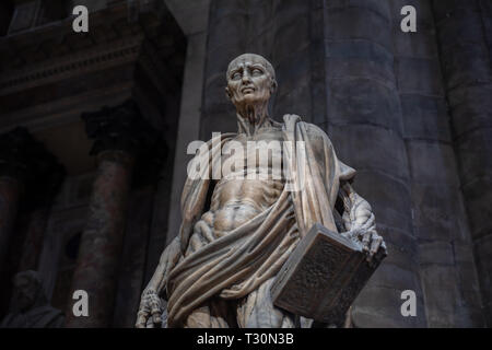 Mailand, Italien - Juni 27, 2018: Closeup Marmor Skulptur in den Mailänder Dom (Duomo di Milano) ist die Kathedrale Kirche von Mailand Stockfoto