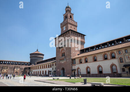 Mailand, Italien - 27. Juni 2018: Panoramablick auf die Außenseite des Schloss Sforza (Castello Sforzesco) ist in Mailand. Es wurde im 15. Jahrhundert von Frankreich gebaut Stockfoto
