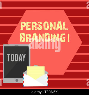 Schreiben Hinweis anzeigen Personal Branding. Business Konzept für Praxis, Marketing, sich selbst und ihre Karriere Umschlag mit Papier und Tablet Stockfoto