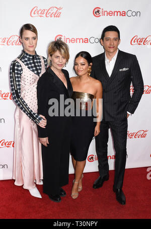 Las Vegas, NV, USA. 04 Apr, 2019. Mackenzie Davis, Linda Hamilton, Natalia Reyes und Gabriel Luna an der 2019 CinemaCon großen Bildschirm Achievement Awards im Kolosseum im Caesar's Palace am April 04, 2019 in Las Vegas, Nevada. Credit: Damairs Carter/Medien Punch/Alamy leben Nachrichten Stockfoto