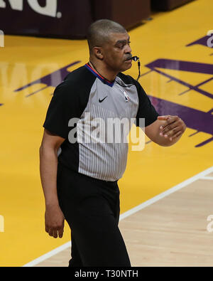 Los Angeles, Kalifornien, USA. 04 Apr, 2019. Schiedsrichter Tony Brüder während der Golden State Warriors vs Los Angeles Lakers Spiel bei Staples Center in Los Angeles, CA. Am 4. April, 2019. (Foto durch Jevone Moore) Credit: Cal Sport Media/Alamy leben Nachrichten Stockfoto