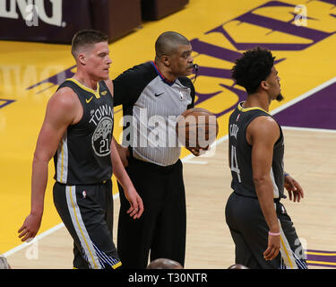 Los Angeles, Kalifornien, USA. 04 Apr, 2019. Schiedsrichter Tony Brüder während der Golden State Warriors vs Los Angeles Lakers Spiel bei Staples Center in Los Angeles, CA. Am 4. April, 2019. (Foto durch Jevone Moore) Credit: Cal Sport Media/Alamy leben Nachrichten Stockfoto