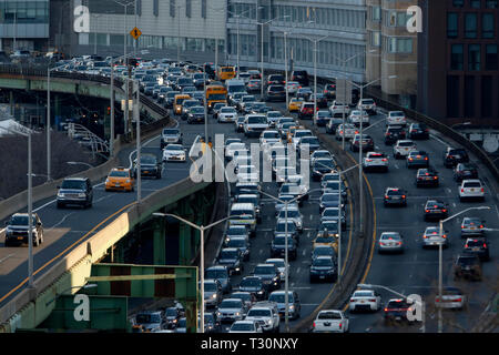 New York, USA. 4 Apr, 2019. Foto am 4. April 2019 zeigt den Berufsverkehr auf den FDR Drive in Manhattan, New York, in den Vereinigten Staaten übernommen. New York City ist die erste Stadt, die Verkehrsüberlastung in den USA werden die Preise für die Fahrzeuge in den lebhaftesten Teil des Bezirks von Manhattan zu verabschieden. Credit: Li Muzi/Xinhua/Alamy leben Nachrichten Stockfoto