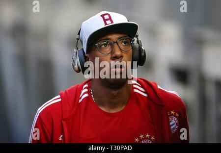 Gelsenkirchen, Deutschland. 19 Sep, 2017. firo Fußball, Fußball, 19.09.2017 1. Bundesliga, 1. BL Saison 2017/2018 FC Schalke 04 - FC Bayern München Muenchen FCB Jerome Jerome Boateng, Kopfhörer | Verwendung der weltweiten Kredit: dpa/Alamy leben Nachrichten Stockfoto