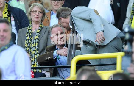 Dortmund, Deutschland. 04 Mai, 2013. firo Fußball, Fußball, 1. Bundesliga 04.05.2013, Saison 2012/2013, BVB, Borussia Dortmund - FC Bayern München 1:1 Hans-Joachim Watzke, Geschäftsführer der BVB und Karl Heinz Rummenigge auf der Tribüne, Tribünen, Begrüßung, Begrüßung, Händedruck, Geste | Verwendung der weltweiten Kredit: dpa/Alamy leben Nachrichten Stockfoto