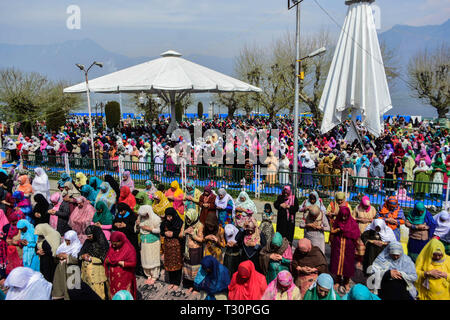 Srinagar, Kashmir, 4. April 2019. 4 Apr, 2019. Anhänger versammeln sich die Hazratbal Schrein Gebete am Vorabend des Shab-e-Mehraj auch als al-isra' in Srinagar, die die Nacht feiert, wenn der Prophet Mohammed in den Himmel aufgefahren ist bekannt. Tausende von Gläubigen feiern am 27.Rajab, das ist der siebte Monat des islamischen Kalenders, die große Bedeutung trägt im Islam als nach Sure Isra Prophet Muhammad wurde zu einer einzigen Nacht Reise in den Himmel, die als physische und spirituelle Reise Kredit beschrieben wird genommen: Muzamil Mattoo/IMAGESLIVE/ZUMA Draht/Alamy leben Nachrichten Stockfoto