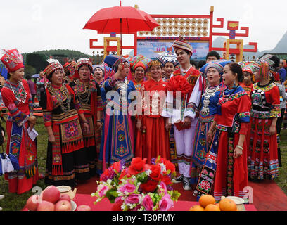 Du'an, China Guangxi Zhuang autonomen Region. 4 Apr, 2019. Ein Team nimmt die 'Braut' zu Ihrem Escort in die 'Hochzeit' während einer Performance von Hochzeit brauch der Zhuang ethnische Gruppe in Du' ein Yao autonomen County, South China Guangxi Zhuang autonomen Region, 4. April 2019. Credit: Lu Boan/Xinhua/Alamy leben Nachrichten Stockfoto