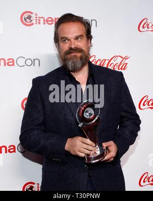 David Harbour in der Ankunftshalle für CinemaCon großen Bildschirm Achievement Awards 2019, Colosseum des Caesars Palace, Las Vegas, NV April 4, 2019. Foto: JA/Everett Collection Stockfoto