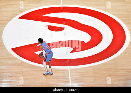 Atlanta, GA, USA. 3 Apr, 2019. Atlanta Hawks guard Trae Junge prüft das Gericht im zweiten Quartal ein NBA Basketball Spiel gegen die Philadelphia 76ers bei State Farm Arena in Atlanta, GA. Austin McAfee/CSM/Alamy leben Nachrichten Stockfoto