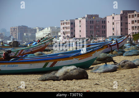 Chennai, Indien. 08 Feb, 2019. Fischerboote am Strand von Chennai (Madras) in Südindien entfernt - der Strand an der Bucht von Bengalen ist einer der längsten Sandstrände in der Welt, auf 08.02.2019 | Verwendung der weltweiten Kredit aufgezeichnet: dpa/Alamy leben Nachrichten Stockfoto