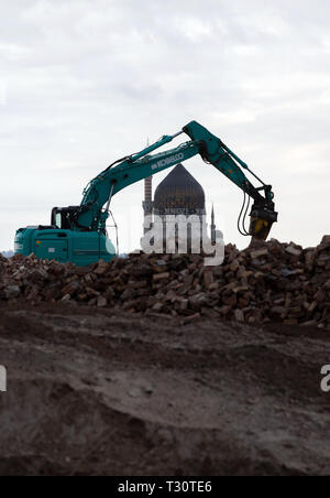 Dresden, Deutschland. 25 Mär, 2019. Ein Bagger ist besetzt mit Abbrucharbeiten auf dem künftigen Standort der "Hafencity" in Dresden, im Hintergrund der Yenidze, der ehemaligen Fabrikgebäude der Zigarettenfabrik, gesehen werden kann. Credit: Robert Michael/dpa-Zentralbild/ZB/dpa/Alamy leben Nachrichten Stockfoto