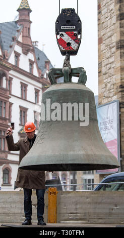 Leipzig, Deutschland. 05 Apr, 2019. Roy Kreß, bell Experte in der Kirche der Stadt Leipzig, überprüft den Sound der 2342 Kilogramm schwere Glocke vom Turm der Nikolaikirche auf der Ladefläche eines Lkws. Insgesamt wurden drei Glocken aus dem Turm mit einem Kran angehoben. Zwei Glocken werden an eine Gießerei in Neunkirchen brachte die Harmonie mit fünf neuen Glocken zu prüfen. Am Tag der Friedlichen Revolution am 9. Oktober 2019, die acht Glocken zum ersten Mal klingelt. Credit: Hendrik Schmidt/dpa-Zentralbild/ZB/dpa/Alamy leben Nachrichten Stockfoto