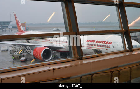 Delhi, Indien. 07 Feb, 2019. Ein Flugzeug der Stände, die Fluggesellschaft "Air India" am Flughafen Indira Gandhi International Airport" in Delhi in Indien, auf 07.02.2019 | Verwendung der weltweiten Kredit genommen: dpa/Alamy leben Nachrichten Stockfoto