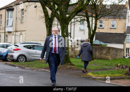 Newport, Wales, UK, 5. April 2019. Der Führer der Jeremy Corbyn kommt der Wahlsieg von Ruth Jones, der neue MP für Newport West feiern, an Pille Millennium Centre in Newport. Credit: Mark Hawkins/Alamy leben Nachrichten Stockfoto