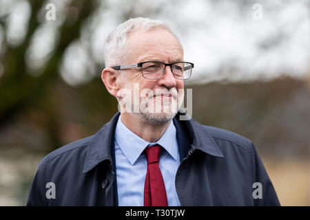 Newport, Wales, UK, 5. April 2019. Der Führer der Jeremy Corbyn kommt der Wahlsieg von Ruth Jones, der neue MP für Newport West feiern, an Pille Millennium Centre in Newport. Credit: Mark Hawkins/Alamy leben Nachrichten Stockfoto