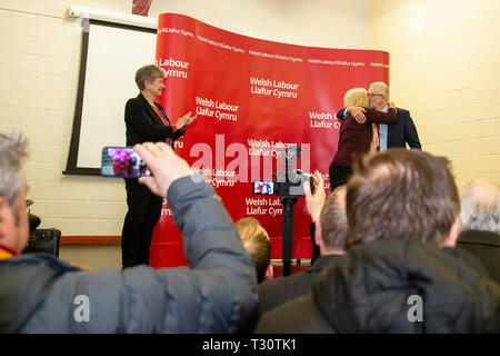 Newport, Wales, UK, 5. April 2019. Ruth Jones, der neue MP für Newport West umfasst der Führer der Jeremy Corbyn an Pille Millennium Centre in Newport, nachdem Ihr durch-Wahlsieg. Credit: Mark Hawkins/Alamy leben Nachrichten Stockfoto